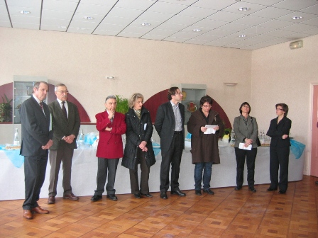 De gauche à droite : M. Alegoët (DRASS), M.Giot (CA Vinatier), M. Valmary (directeur général CH Le Vinatier), Mme Nachury (Conseil Général du Rhône), M. le Pr. Georgieff (Responsable du CRA), Mme Le Nevé(Autisme France), Mme Tabet (Sésame Autisme), Mme le Dr. Sonié (Coordinatrice du CRA)